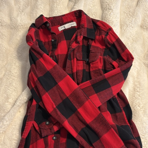 Red button down red - Picture 2 of 2